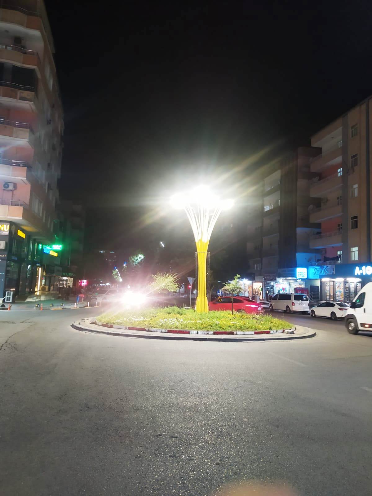 Kavşak aydınlatmaları araç ve yaya güvenliği sağlıyor