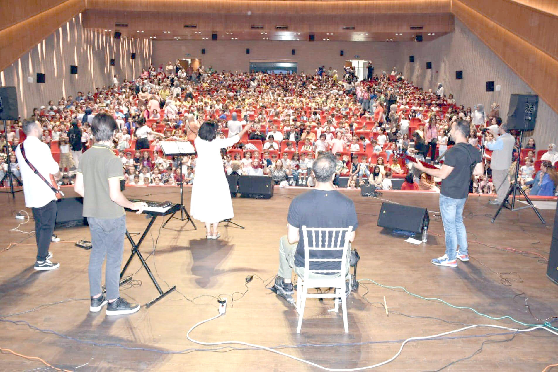 Minik Öğrenciler çocuk şarkıları konserinde gönüllerince eğlendiler