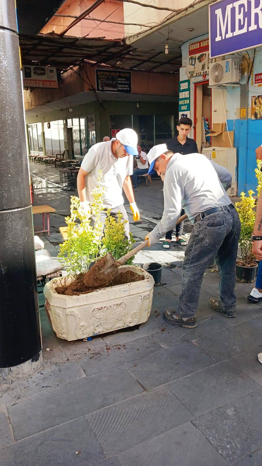 Trafiğe kapalı cadde ve sokakları saksı ve yeşil donatılarla süslüyor.
