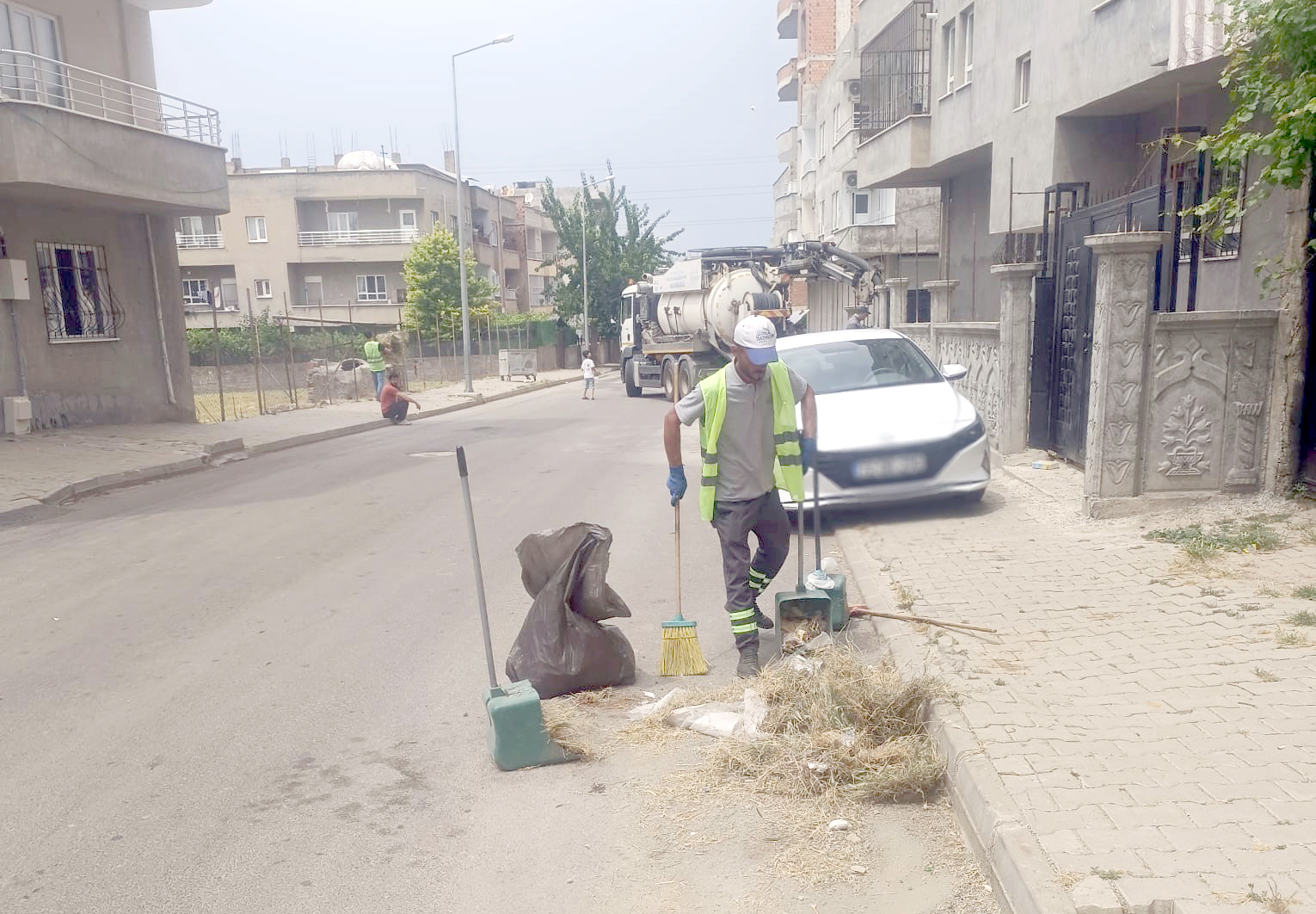 Orta refüj ve kavşaklarda yabani ot temizlime çalışması