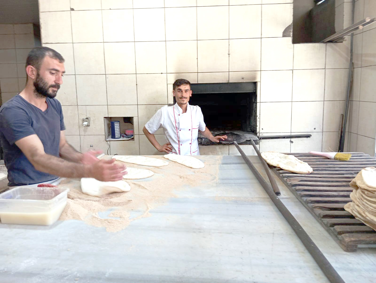 Aşırı sıcağa rağmen ekmek teknesinde çalışıyorlar