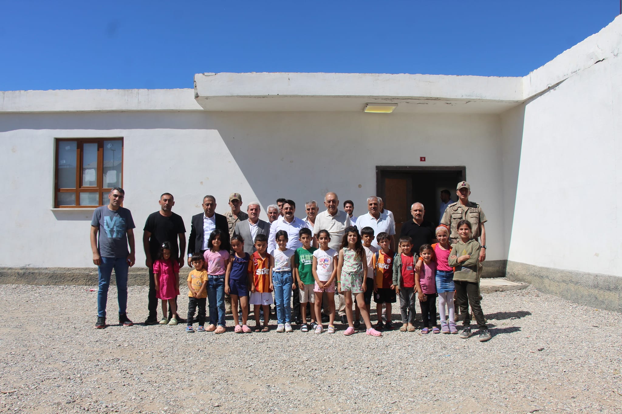 Yeniyol köyünü ziyaret etti