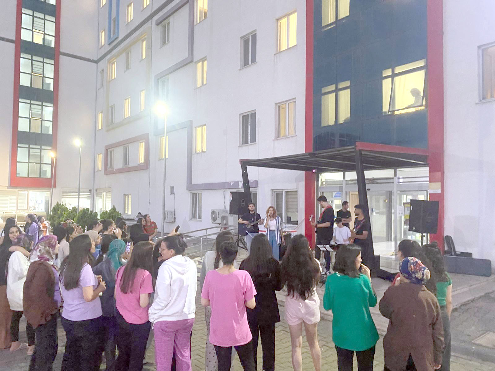 Streslerini gönüllerince canlı müzik eşliğinde eğlenerek attılar