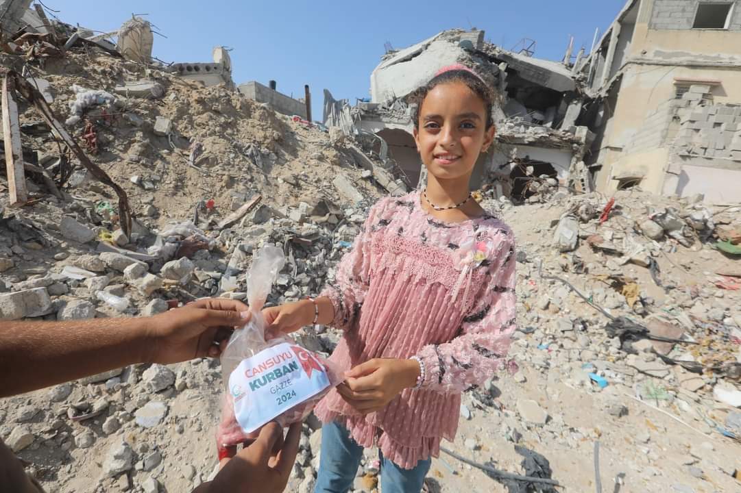 Cansuyu Gazze içerisinde kurban kesen ve dağıtan tek yardım derneği oldu