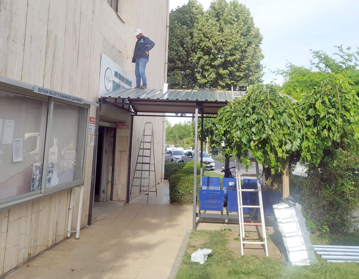 Güneş ve yağmura karşı çatı önlemi