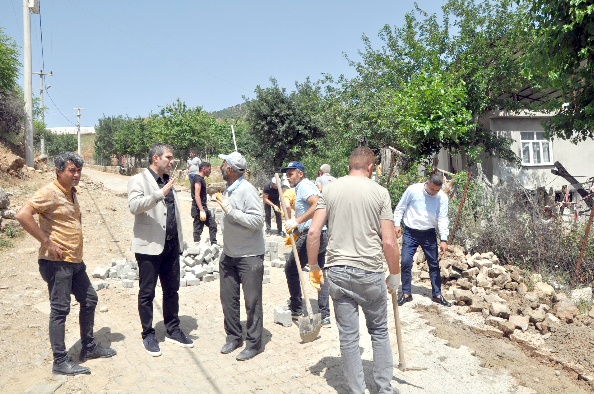 Demir “Bozuk yol kalmayacak”