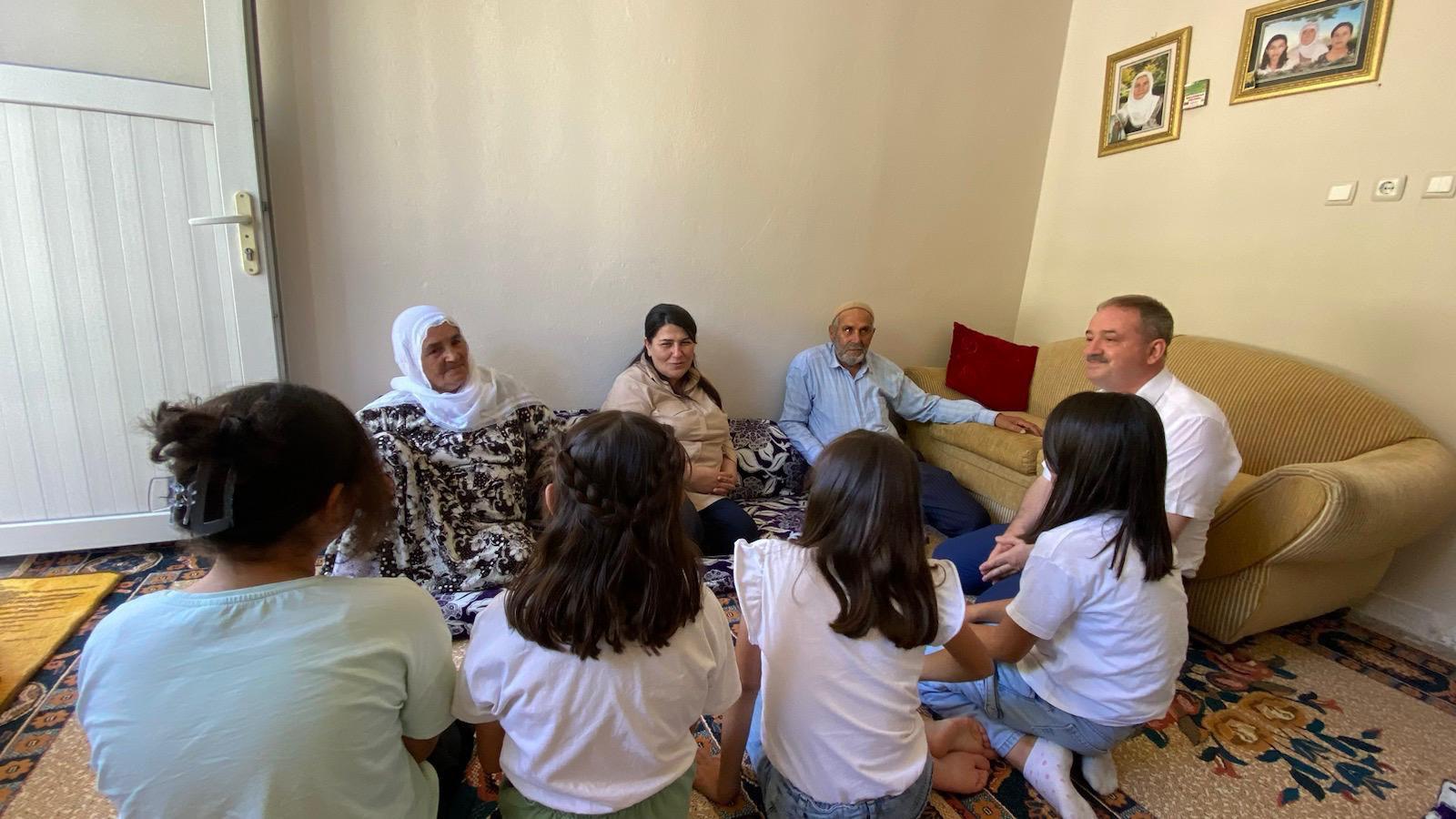 Dr. Canalp, büyükleri evlerinde ziyaret etti