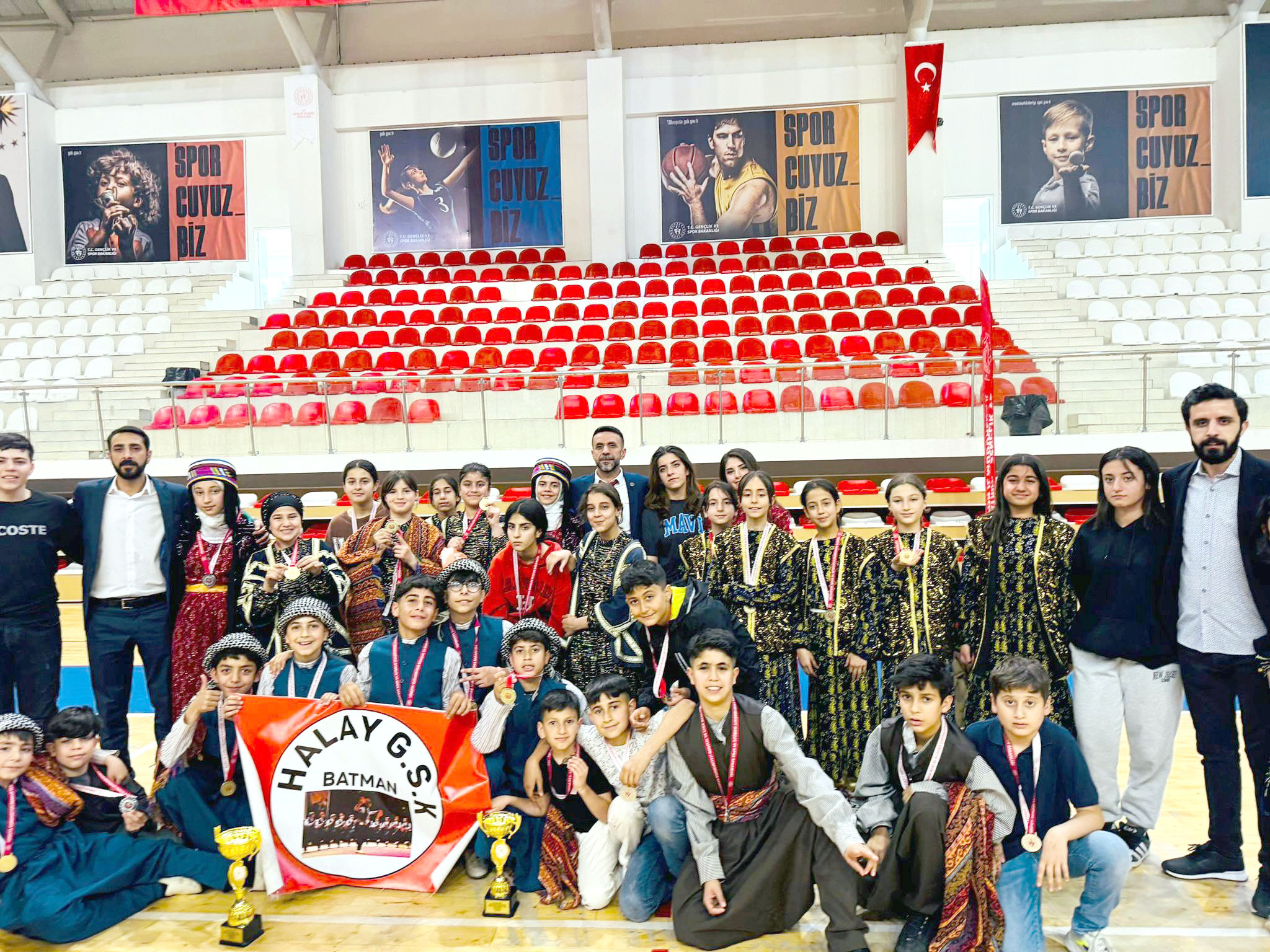 Halk Oyunları ekipleri yardım bekliyor