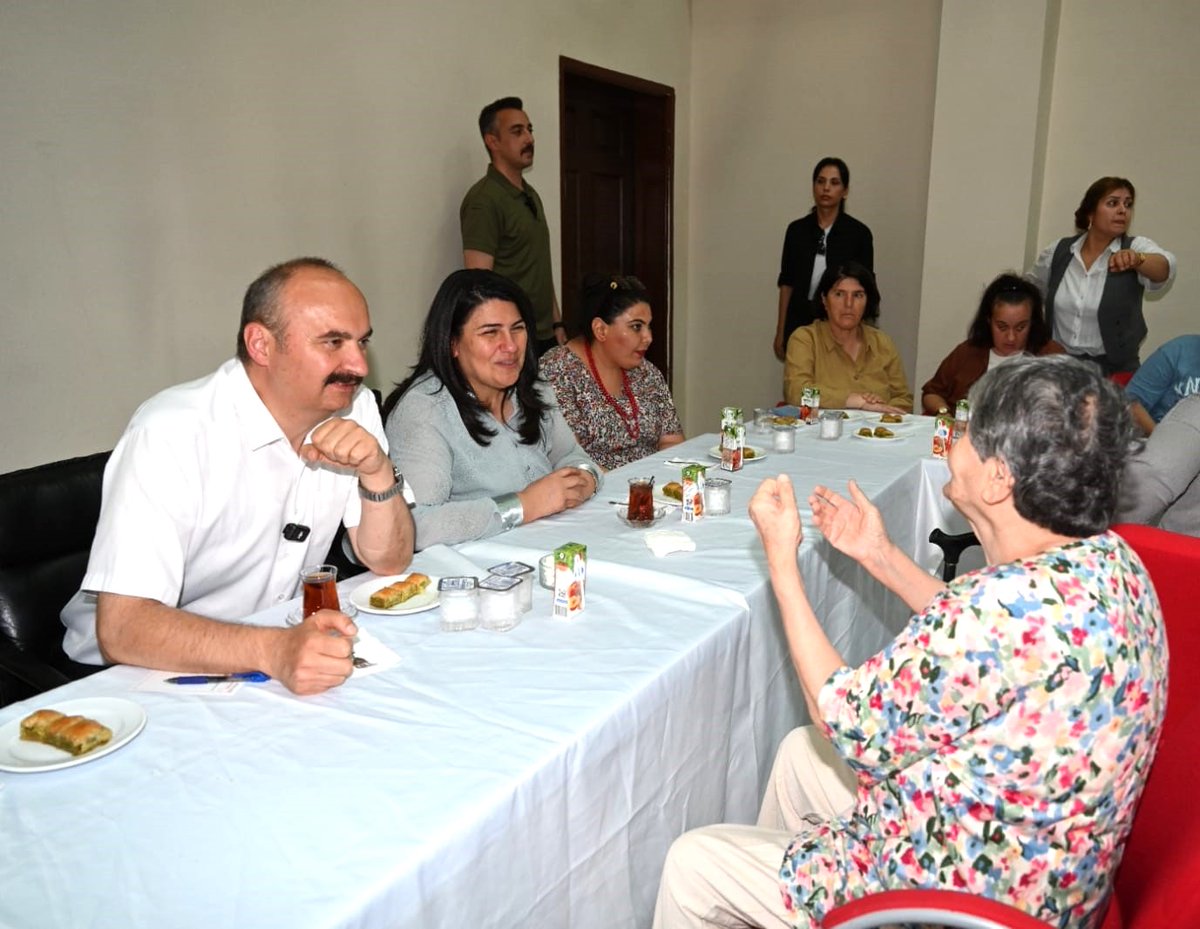 Yaşam merkezi sakinleri ile bayramlaştılar