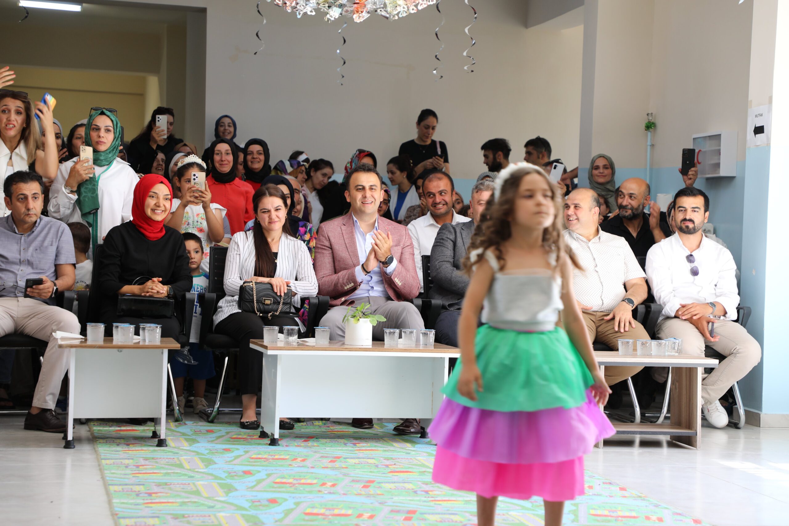 Minik öğrencilerin yıl sonu gösterisine katıldı