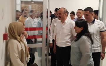 Sağlık çalışanları ve hastanede tedavi gören hasta ve hasta yakınlarının Kurban Bayramını tebrik etti