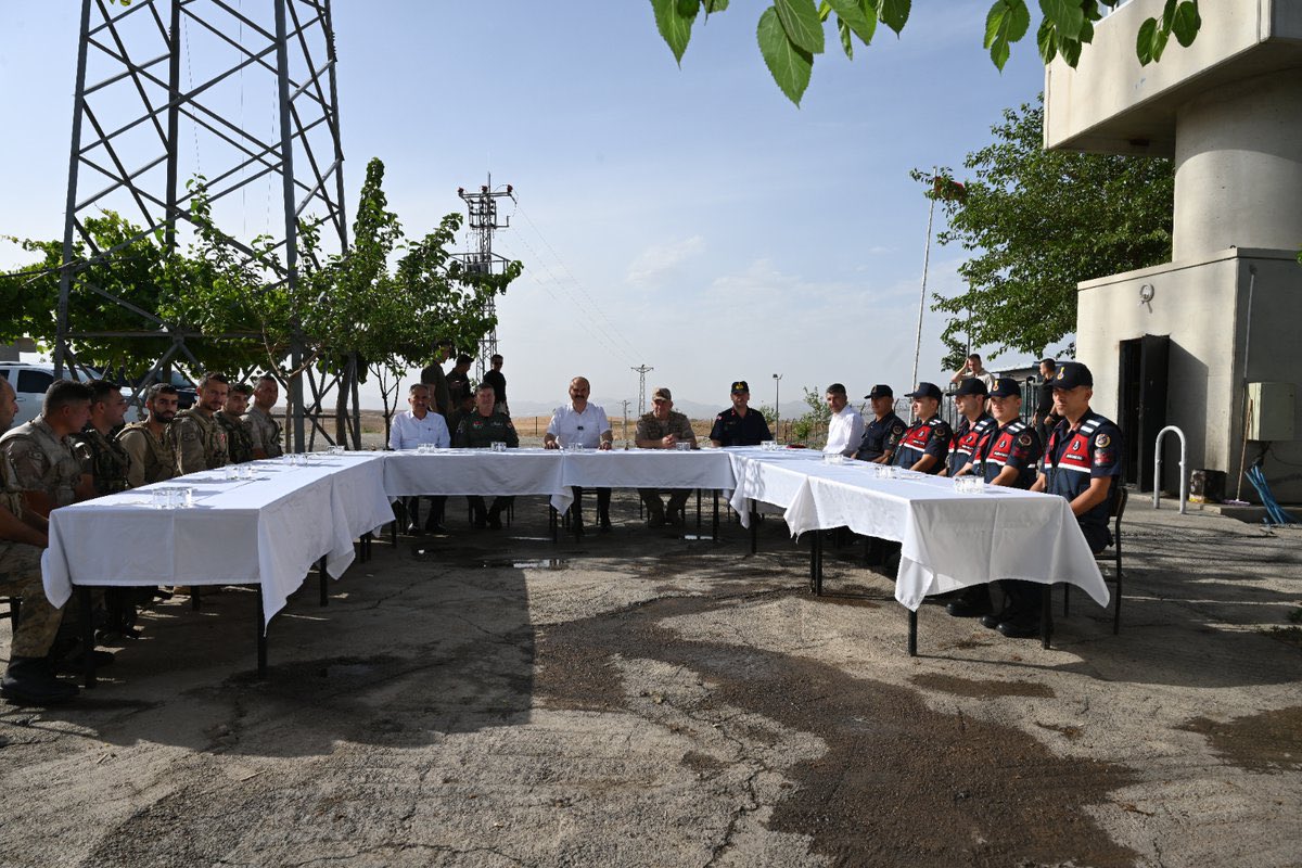 Askeri personel ve güvenlik korucularla bayramlaştı