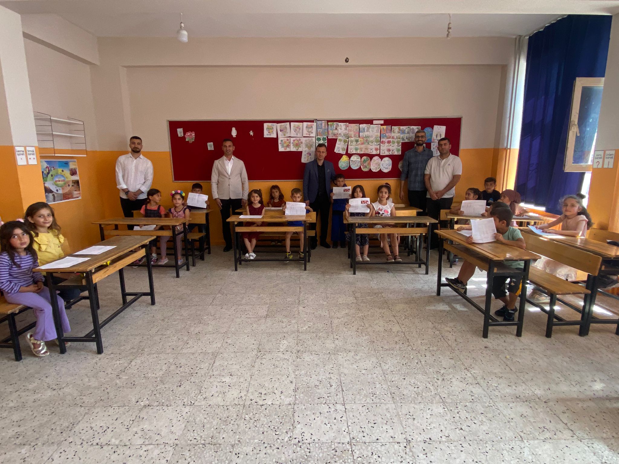 Kaymakam Güngör öğrencilerin karne heyecanına ortak oldu