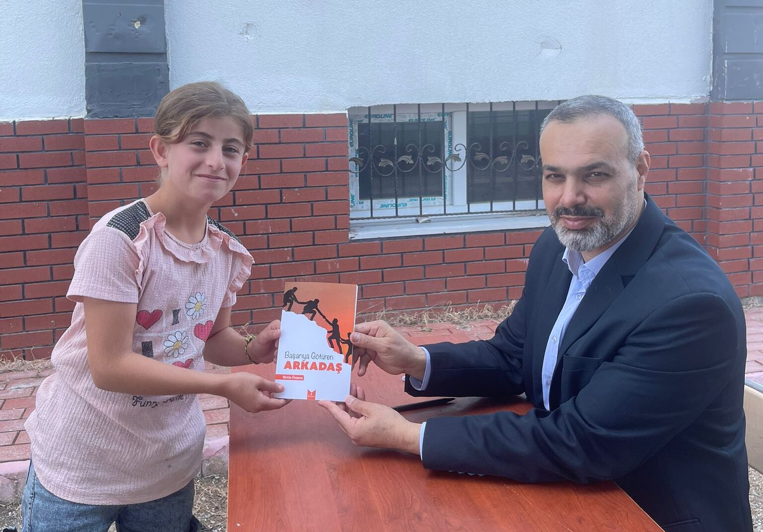 Köy okulunda arkadaş konferansı