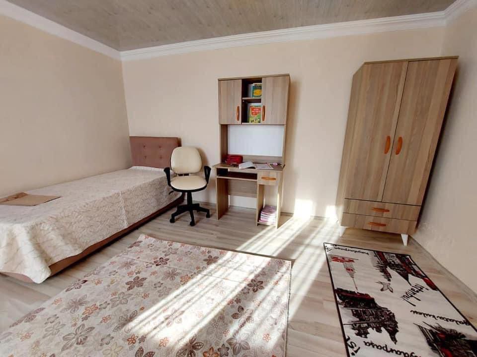 Öksüz ve Yetim Çocuklara çalışma odası takımı hediye edildi