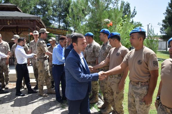 KAYMAKAM EKREM GÜNGÖR, GÖREVİ BAŞINDAKİ PERSONELLERİN KURBAN BAYRAMI’ NI KUTLADI.