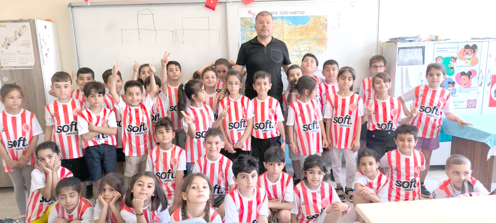 Minik Öğrencilere Petrolspor formaları hediye edildi