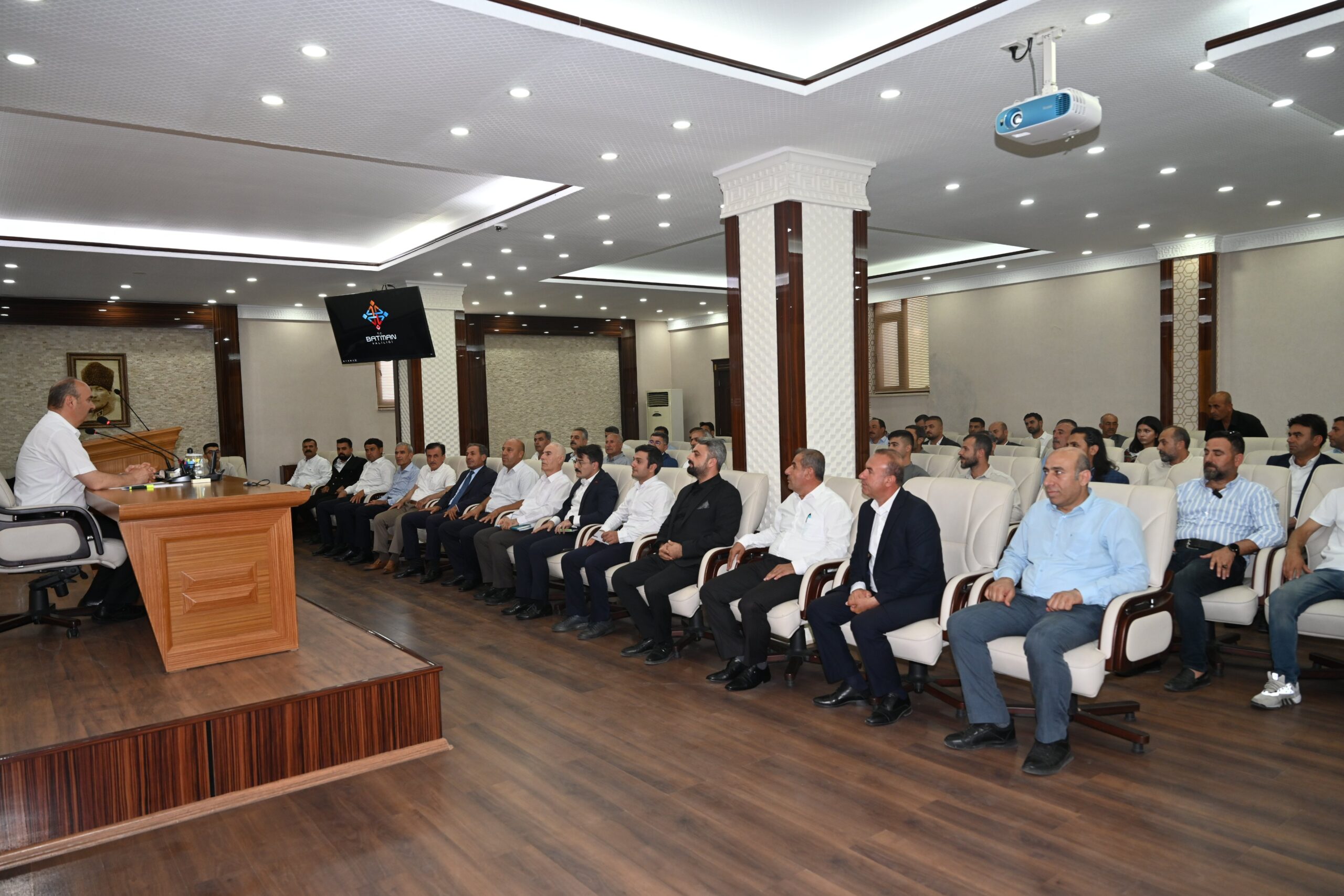 Yeni seçilen muhtarları konakta ağırladı