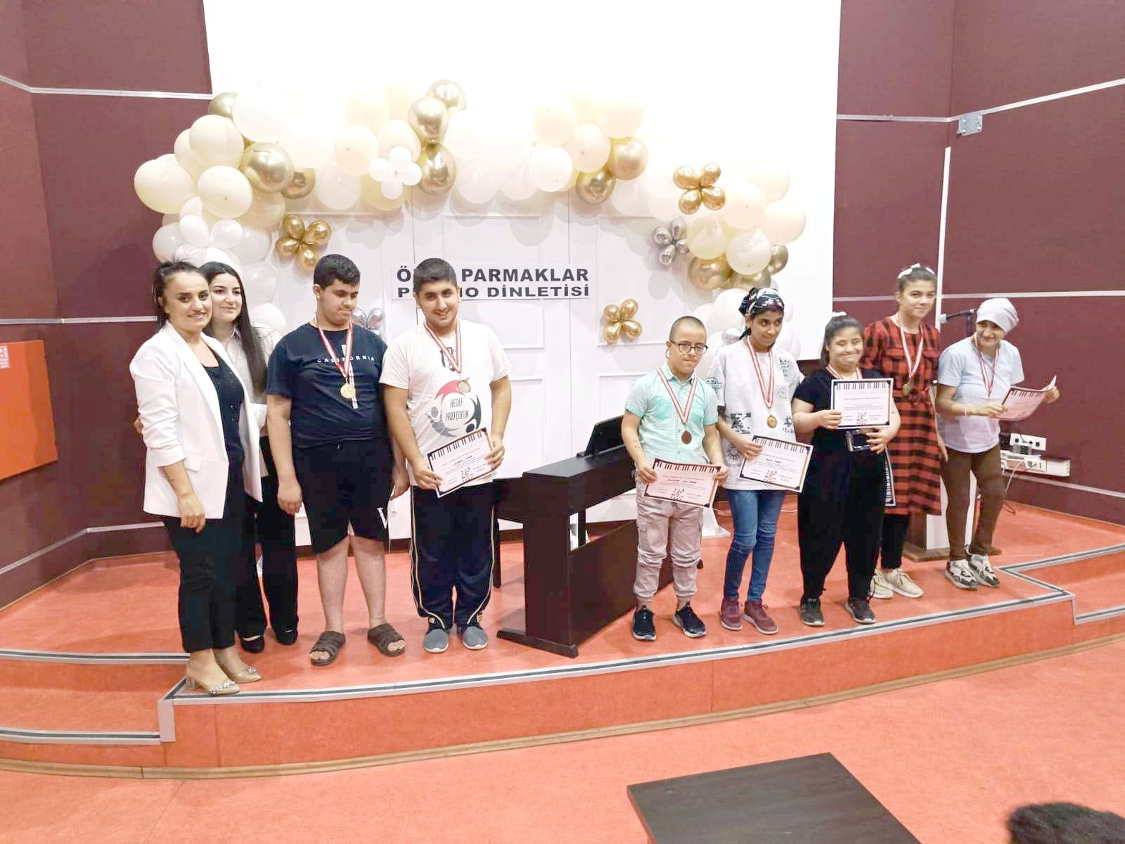 Özel Çocuklardan Piyano dinletisi