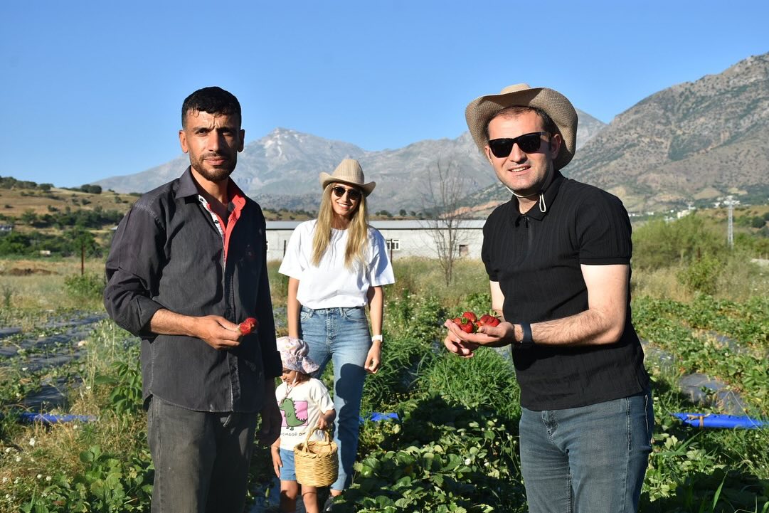 Çilek üreticilerini ziyaret etti