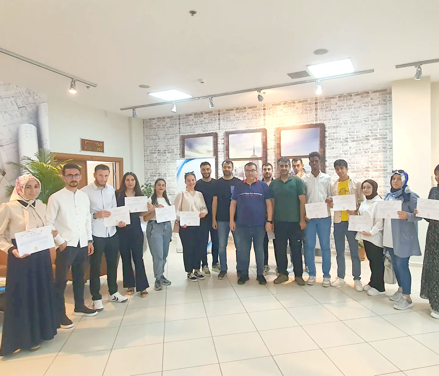 Eğitim programı sonrası sertifika töreni