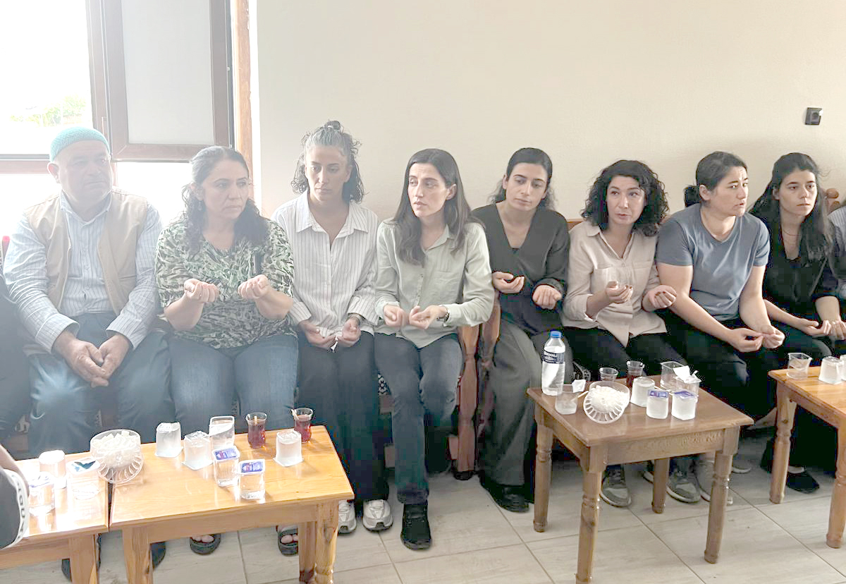 Eş Başkan Sönük, acılı aileleri yalnız bırakmadı