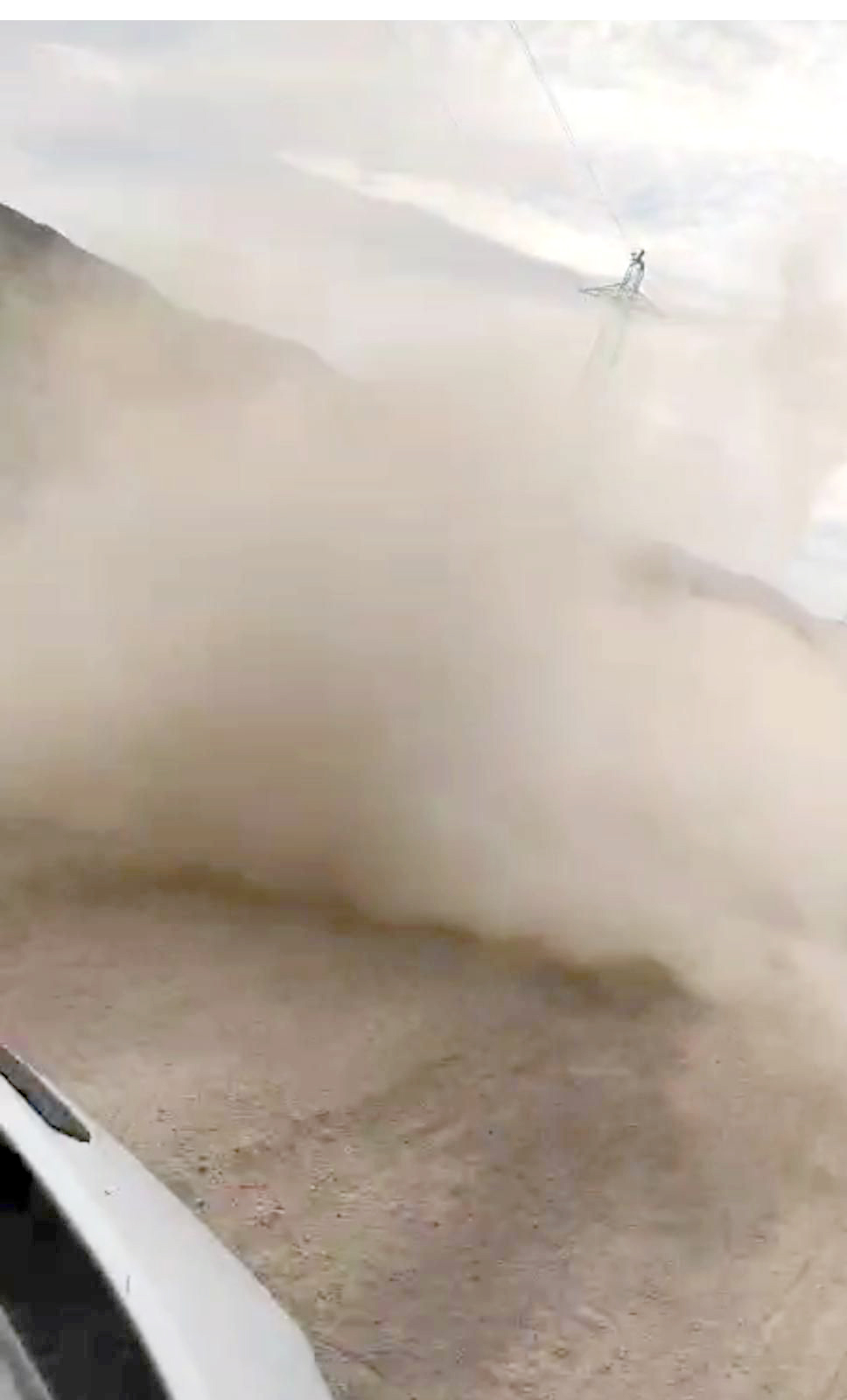 Tozlu yol çiftçiyi perişan etti