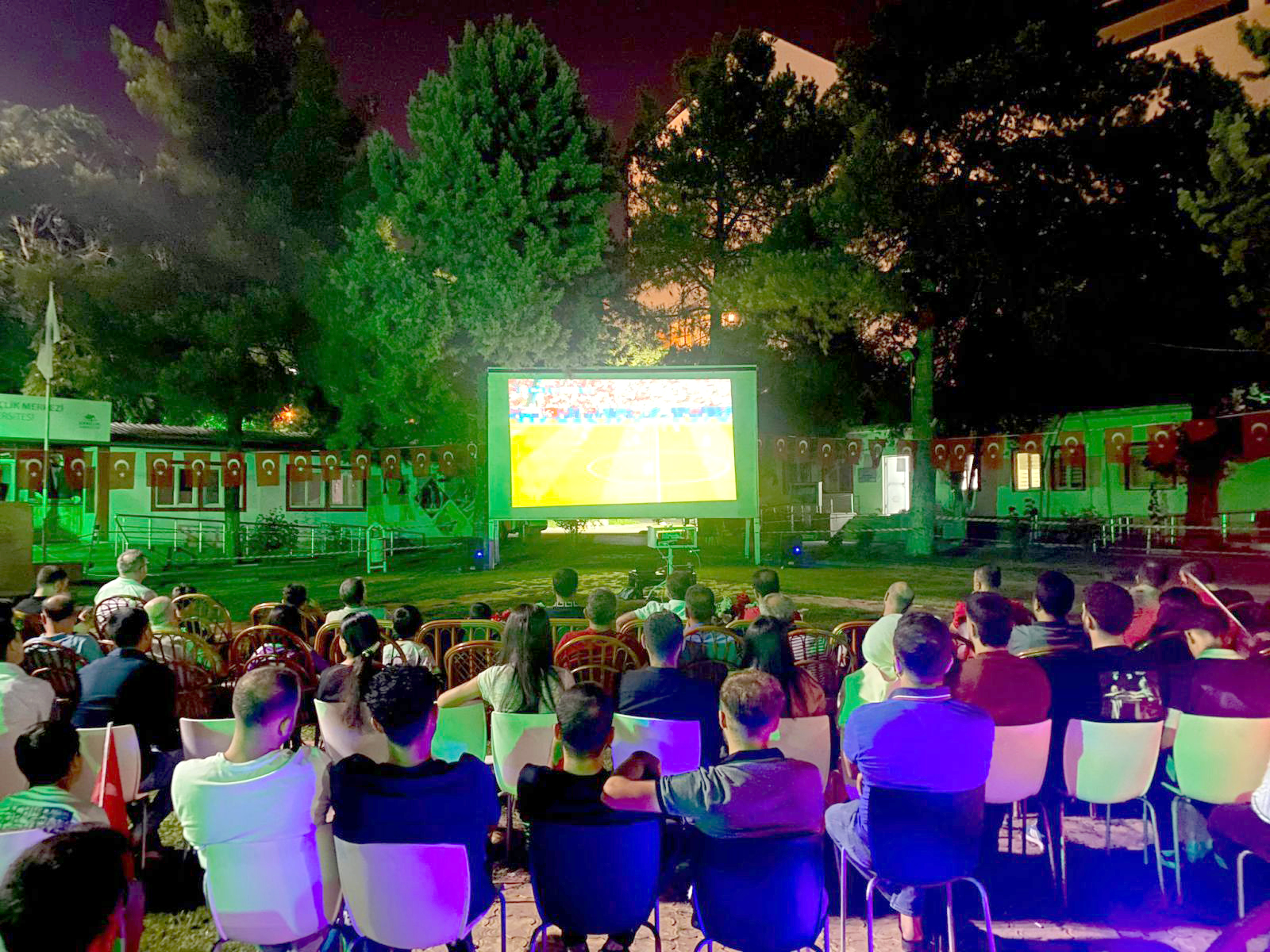 Üniversitede Millî Maç heyecanı