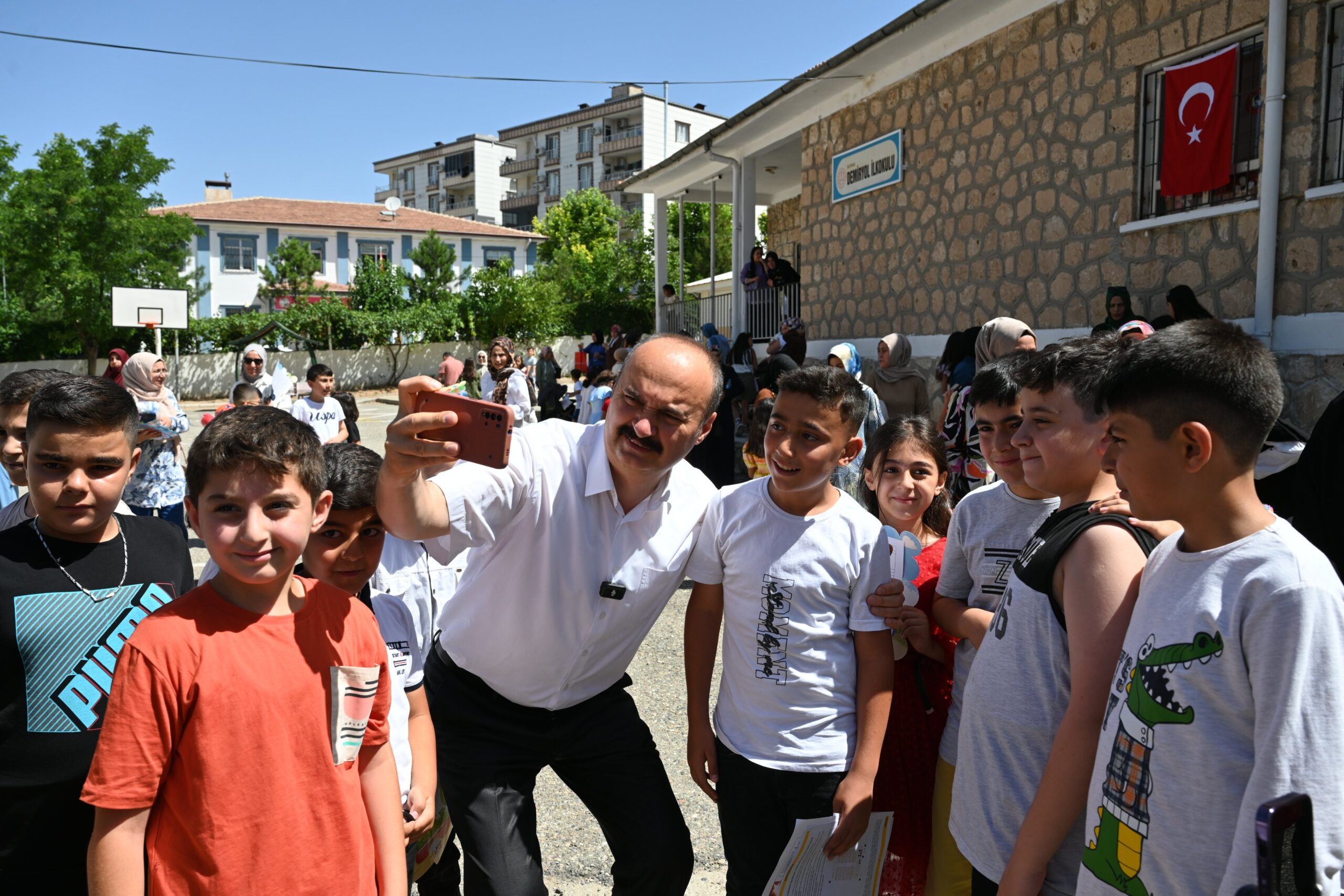Vali Ekrem Canalp Öğrencilerin Karne Sevincine Ortak Oldu