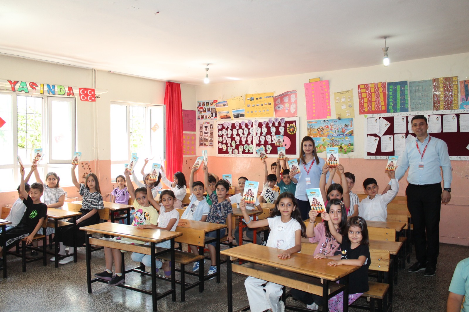 Yazar Gülşah Elikbank, Batman’daki 300 Çocuğa Roman Hediye Etti