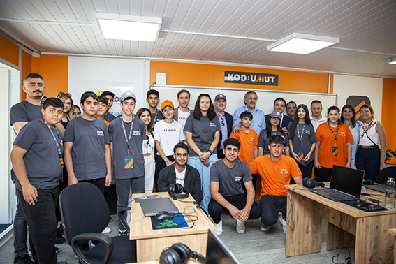 Bilkom ve Token deprem bölgesindeki gençleri teknoloji eğitimiyle buluşturuyor