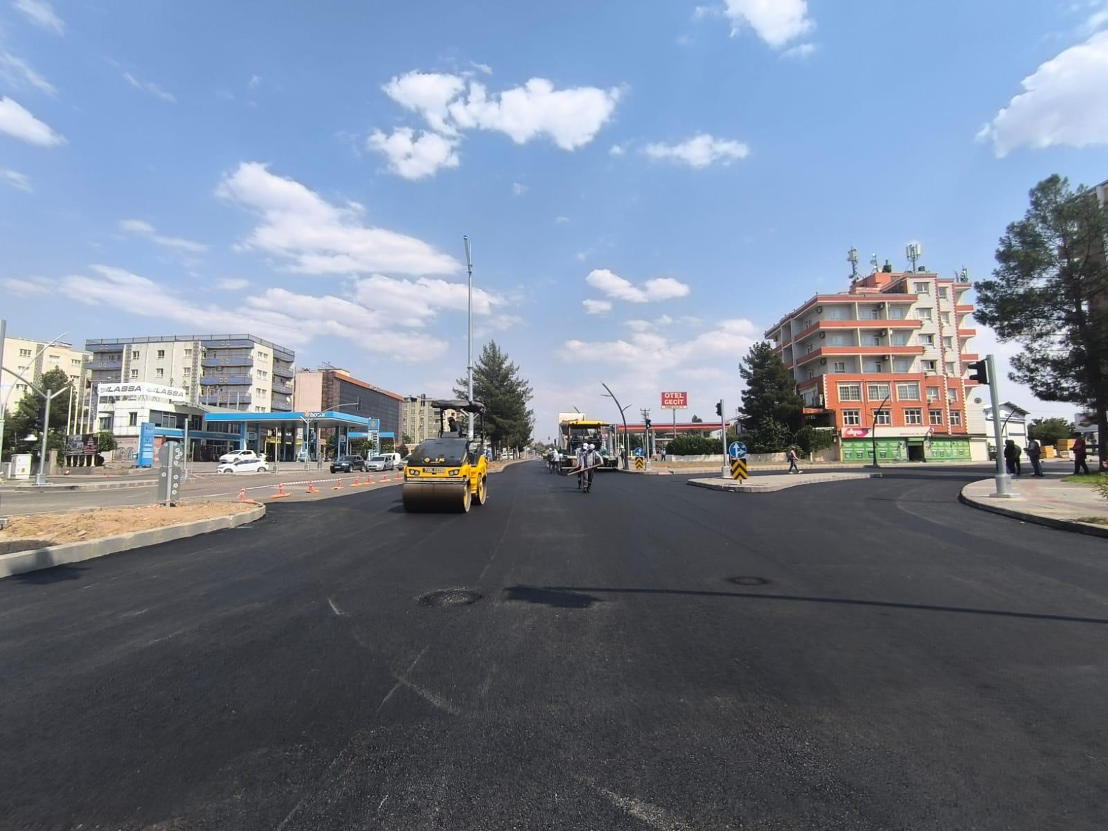 4 BULVARIN KESİŞTİĞİ KAVŞAKTA ASFALT SERİMİ