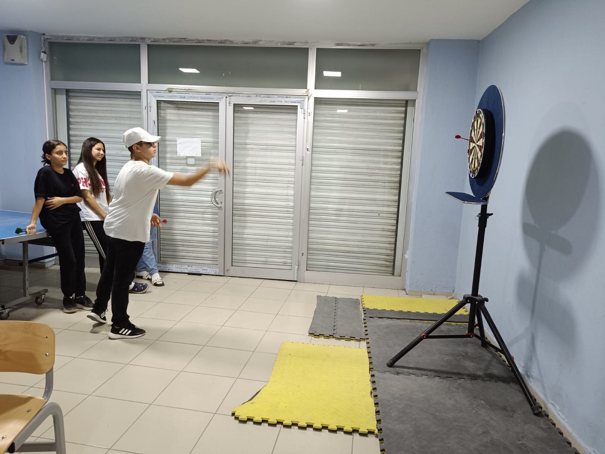 Dart kursuna gençler büyük ilgi gösteriyor.