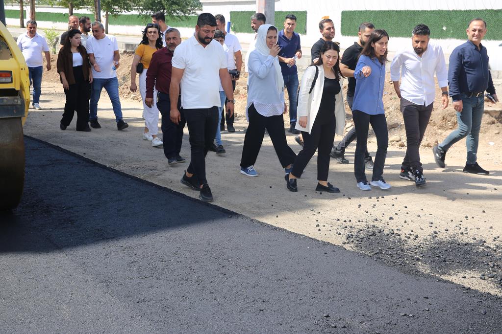 EŞ BAŞKAN SÖNÜK ASFALT SERİMİNİ YERİNDE GÖRDÜ