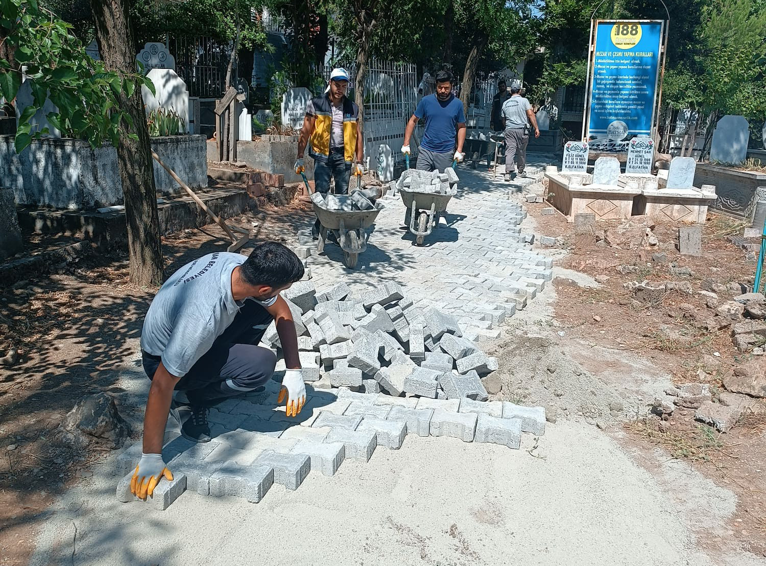 İPRAGAZ MEZARLIĞINDA PARKE TAŞI ÇALIŞMASI