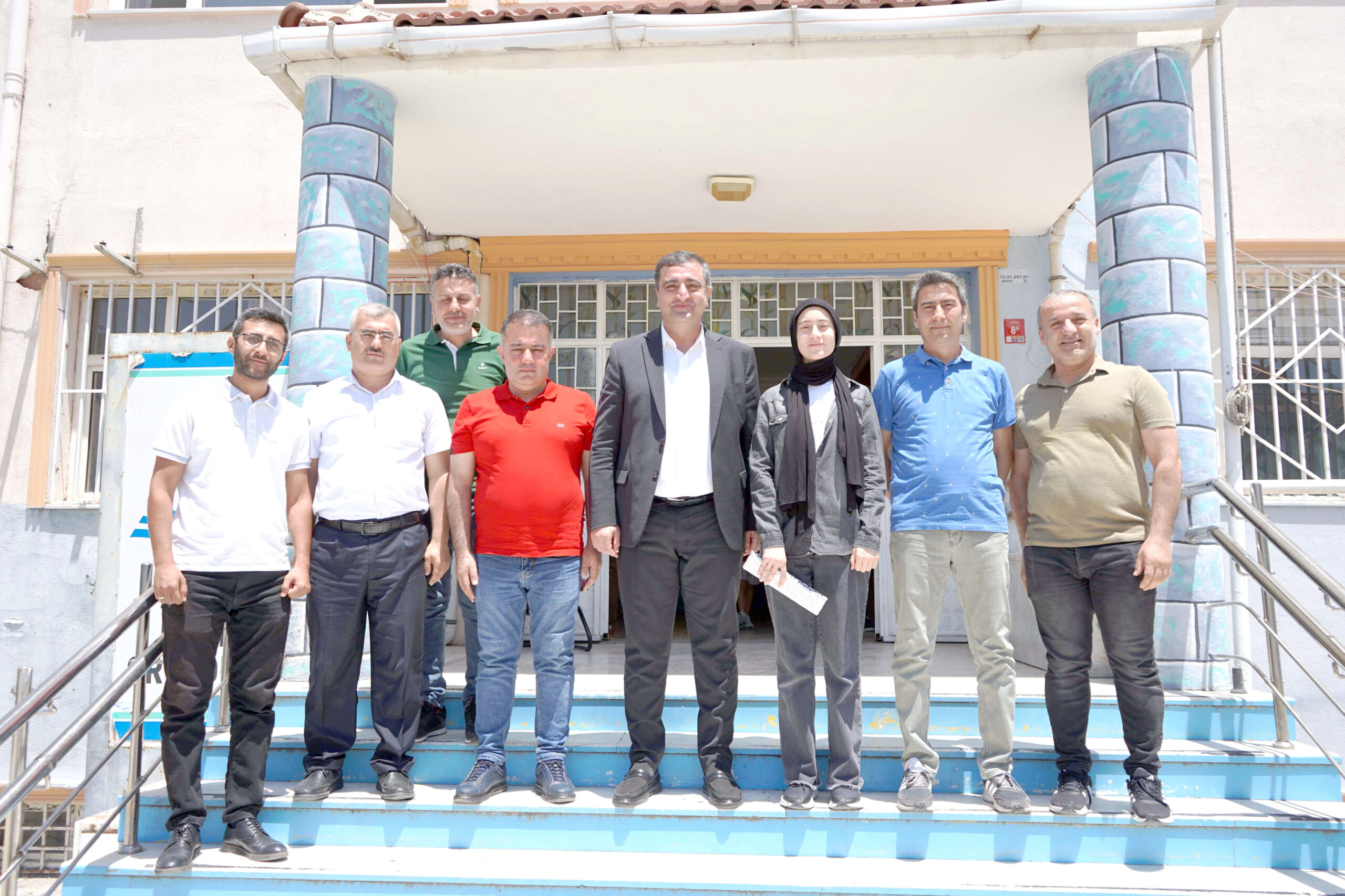 Türkiye birincisi olan 50. Yıl Ortaokulu öğrencisi Cemre Taşan’ı ziyaret ederek tebrik etti