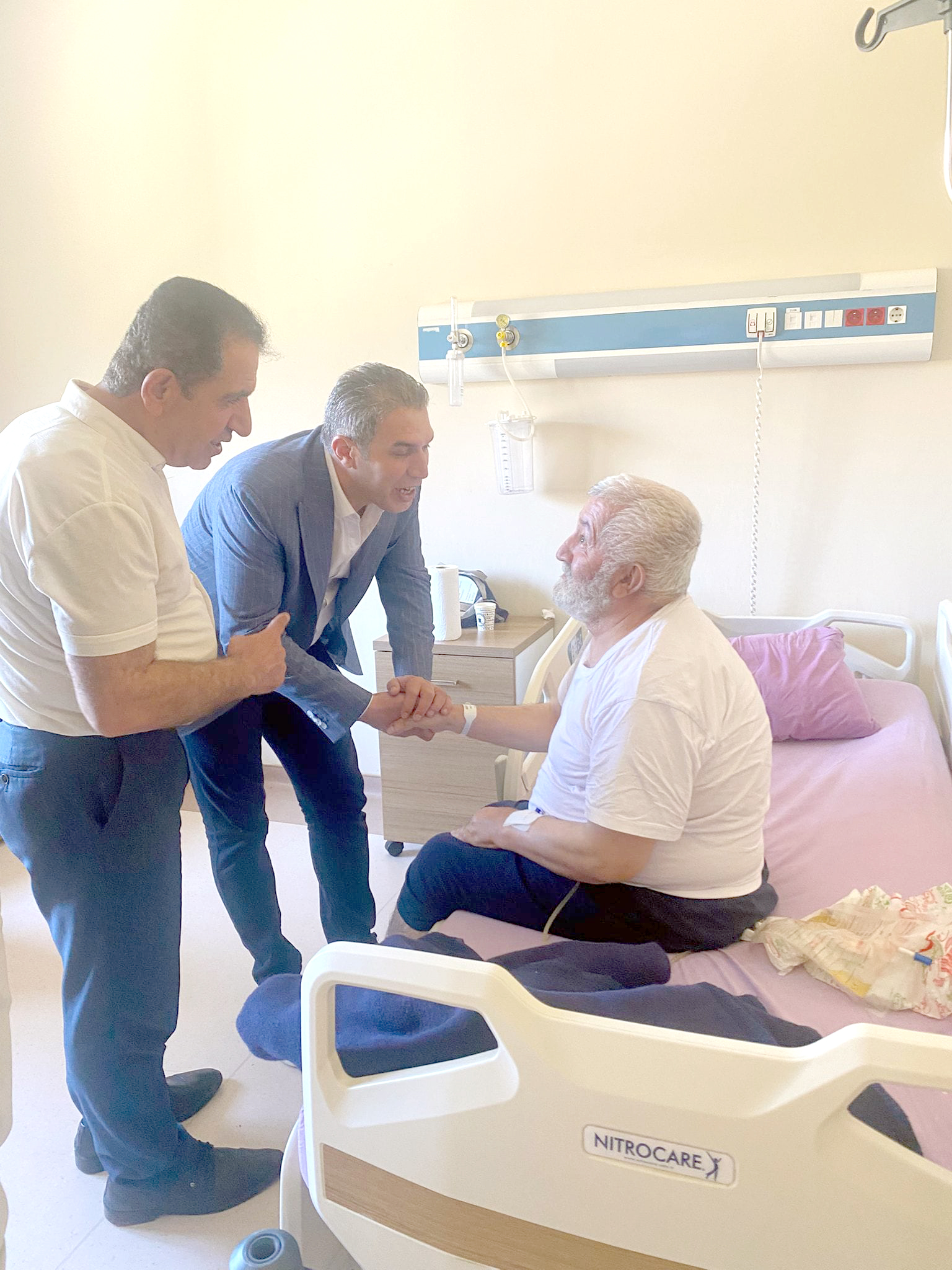 Yatan hastaları ziyaret etti