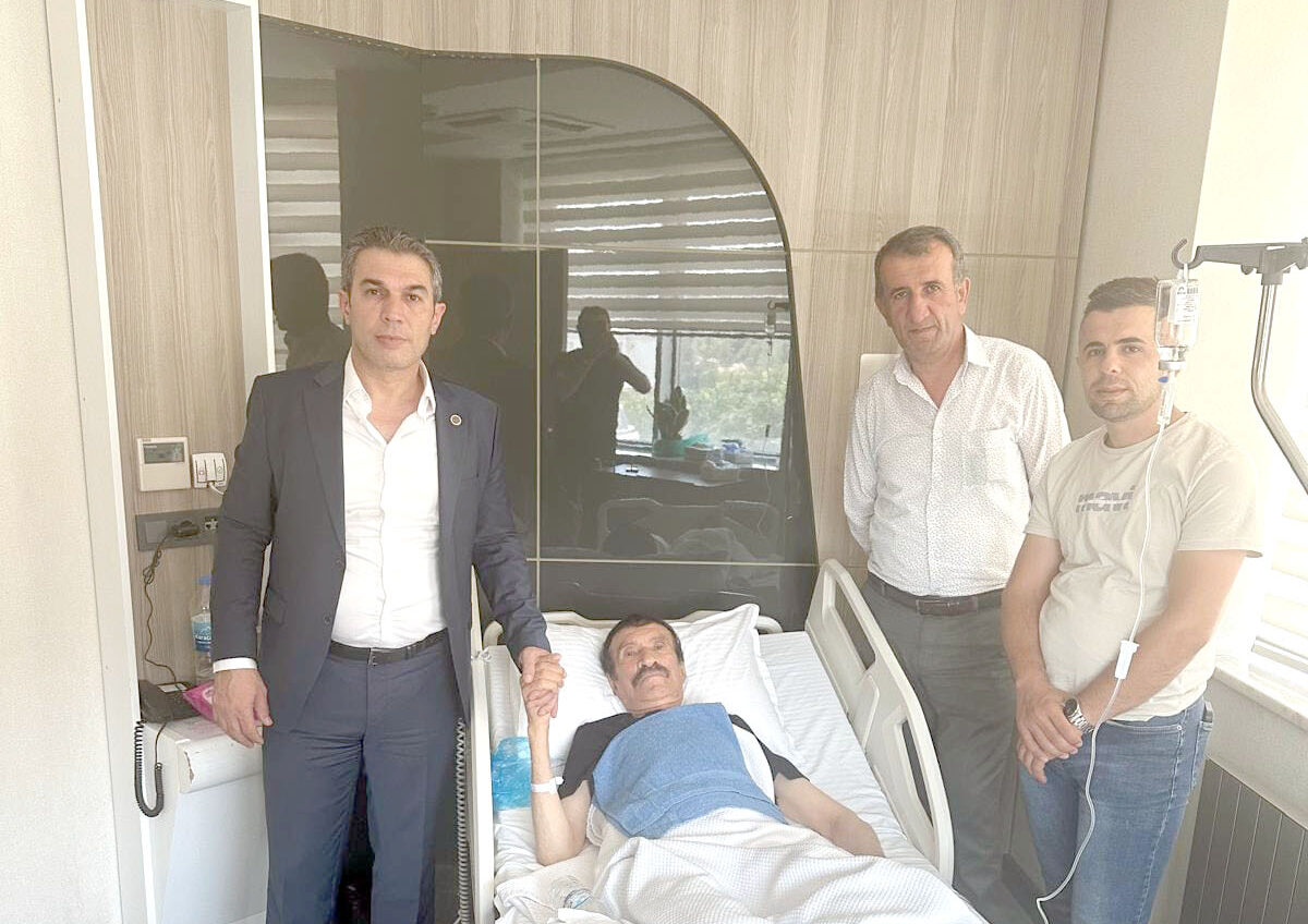 Yatan hastayı ziyaret etti