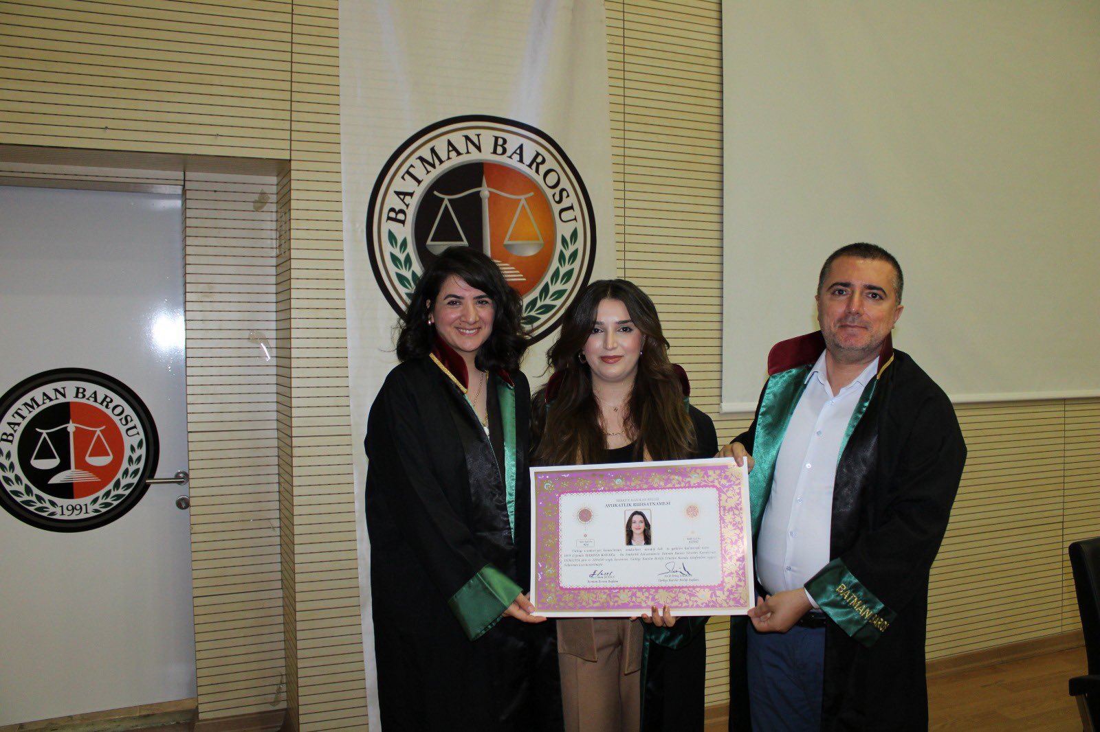 Avukatlık yemini ederek mesleğe başladı