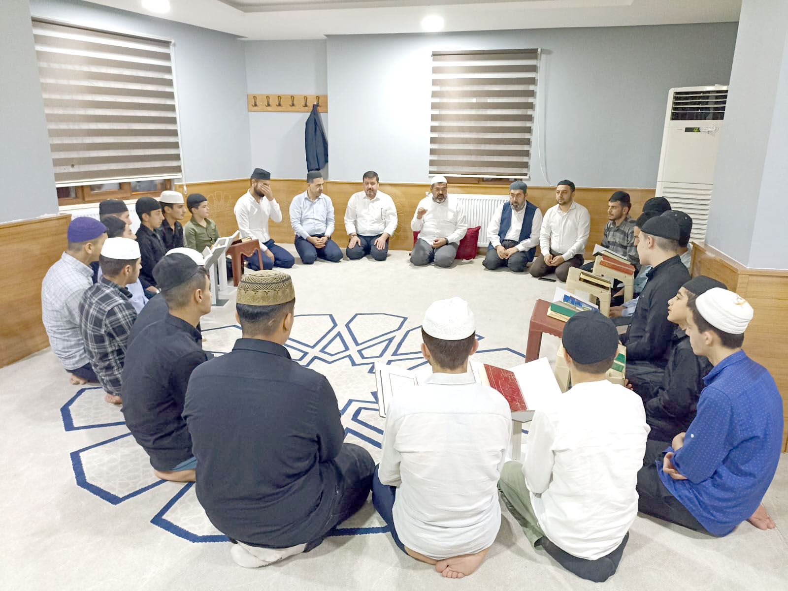 Medrese öğrencileriyle hasbihal etti