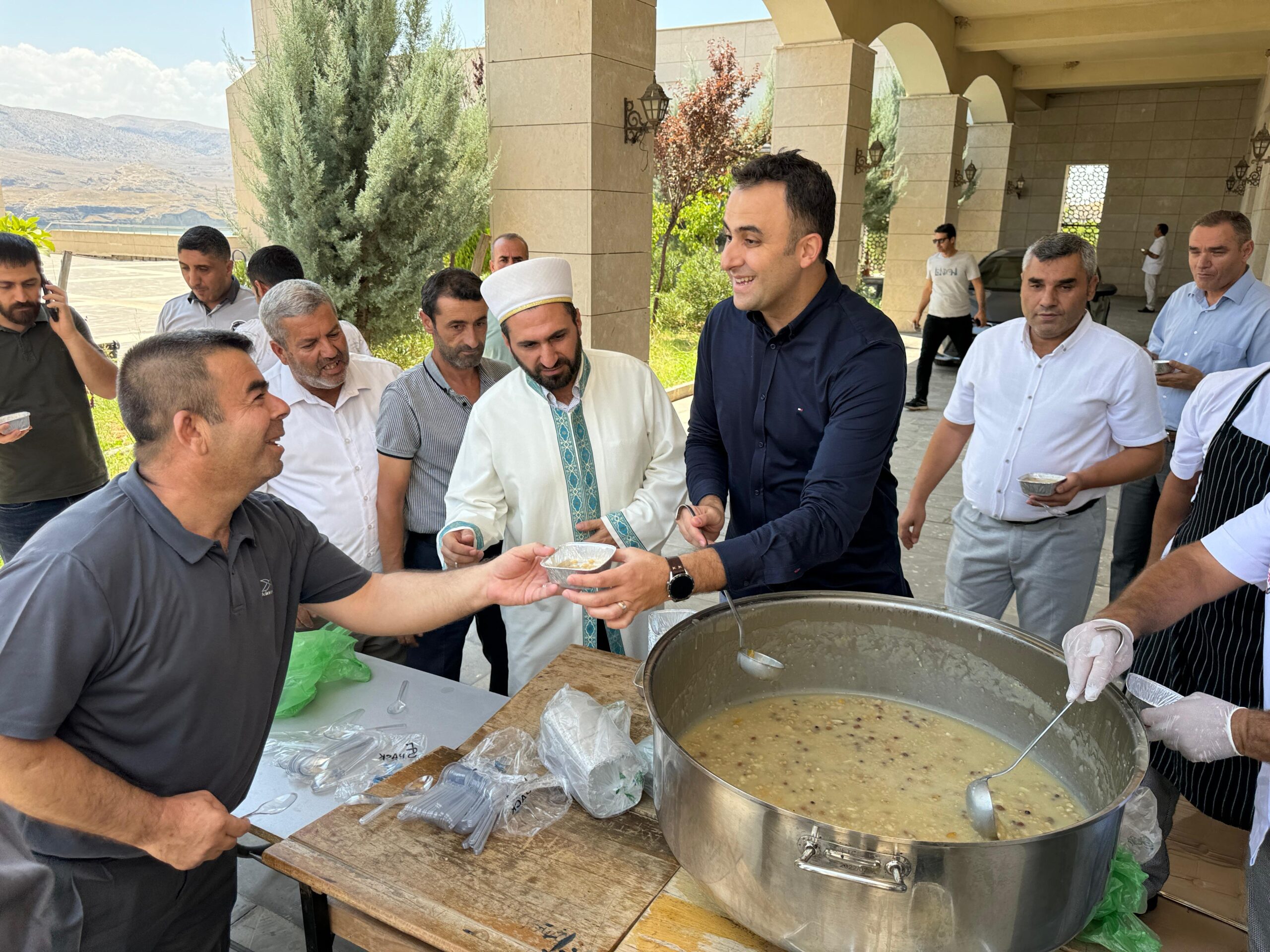 Hasankeyf’te vatandaşlara aşure ikramı