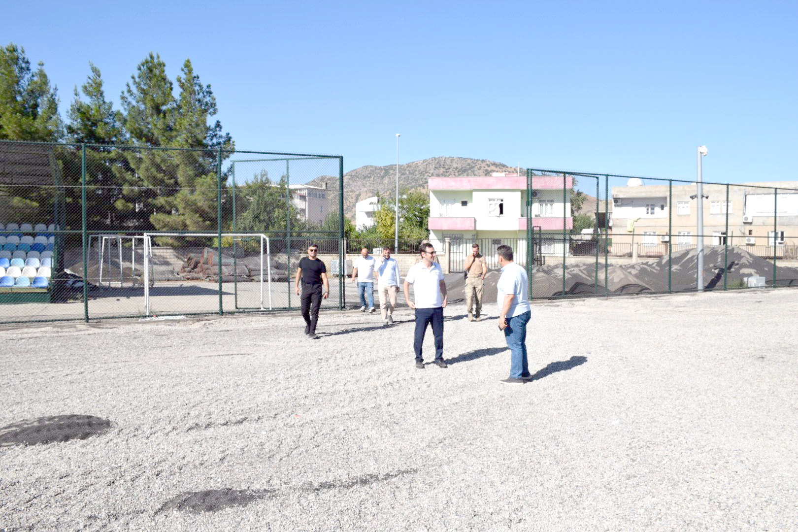 İlçe sentetik futbol sahasının zemin yenileniyor