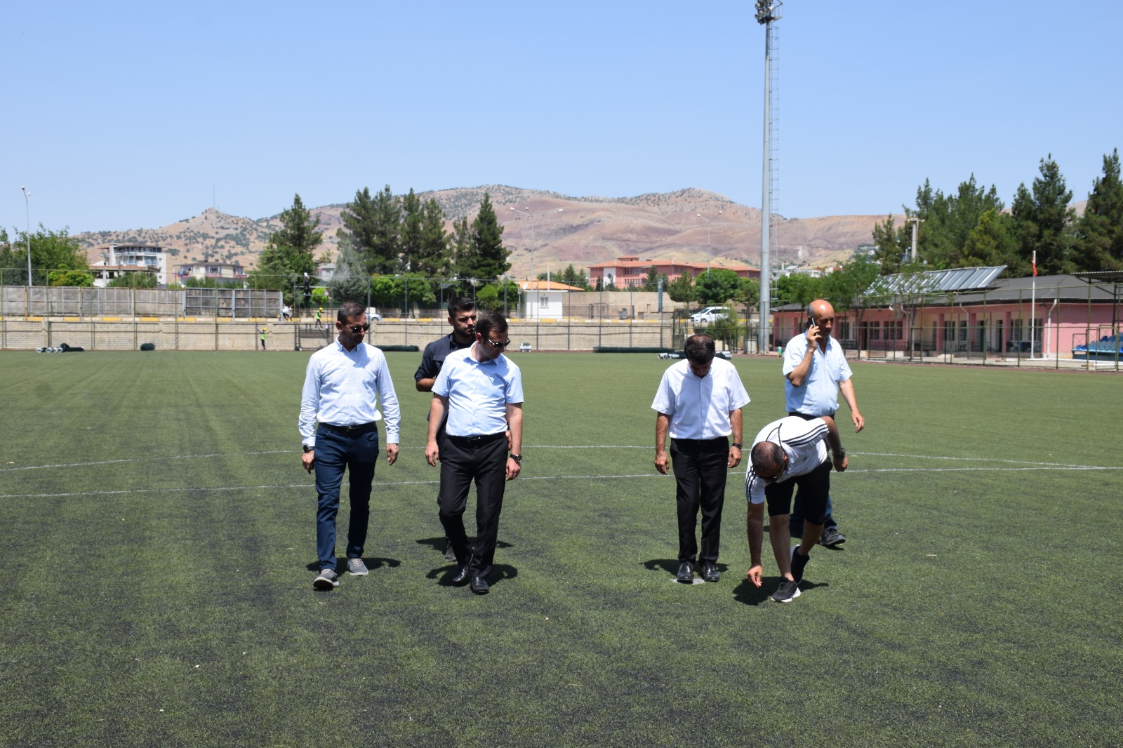 İlçe sentetik futbol sahasının zemini yenileniyor