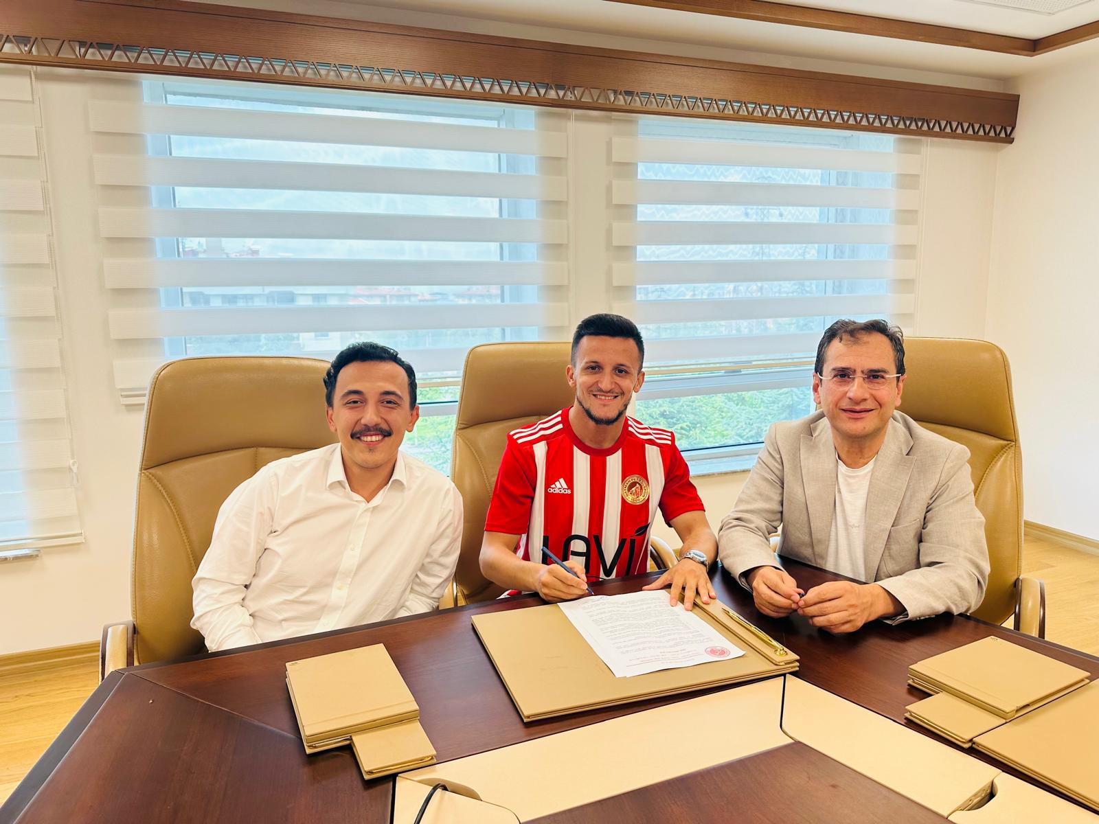 MERT ÇAPAR, İMZAYI ATTI