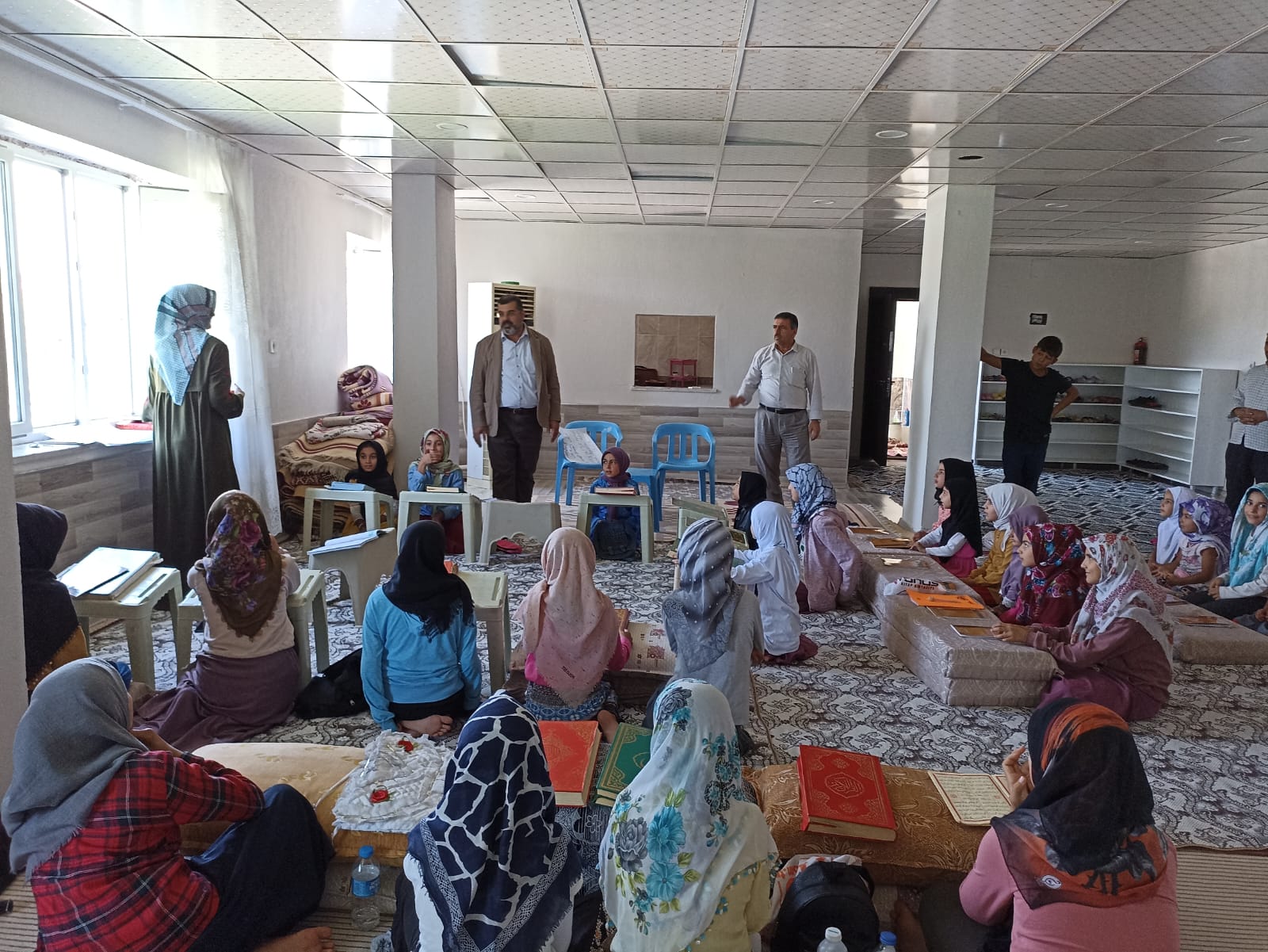 Köylerde devam eden Kur’an Kurslarını ziyaret etti