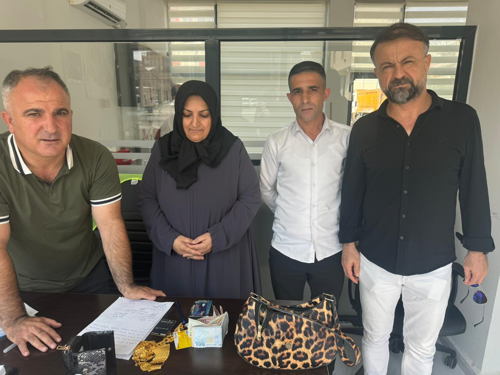 Otobüste unutulan altın dolu çanta sahibine teslim edildi