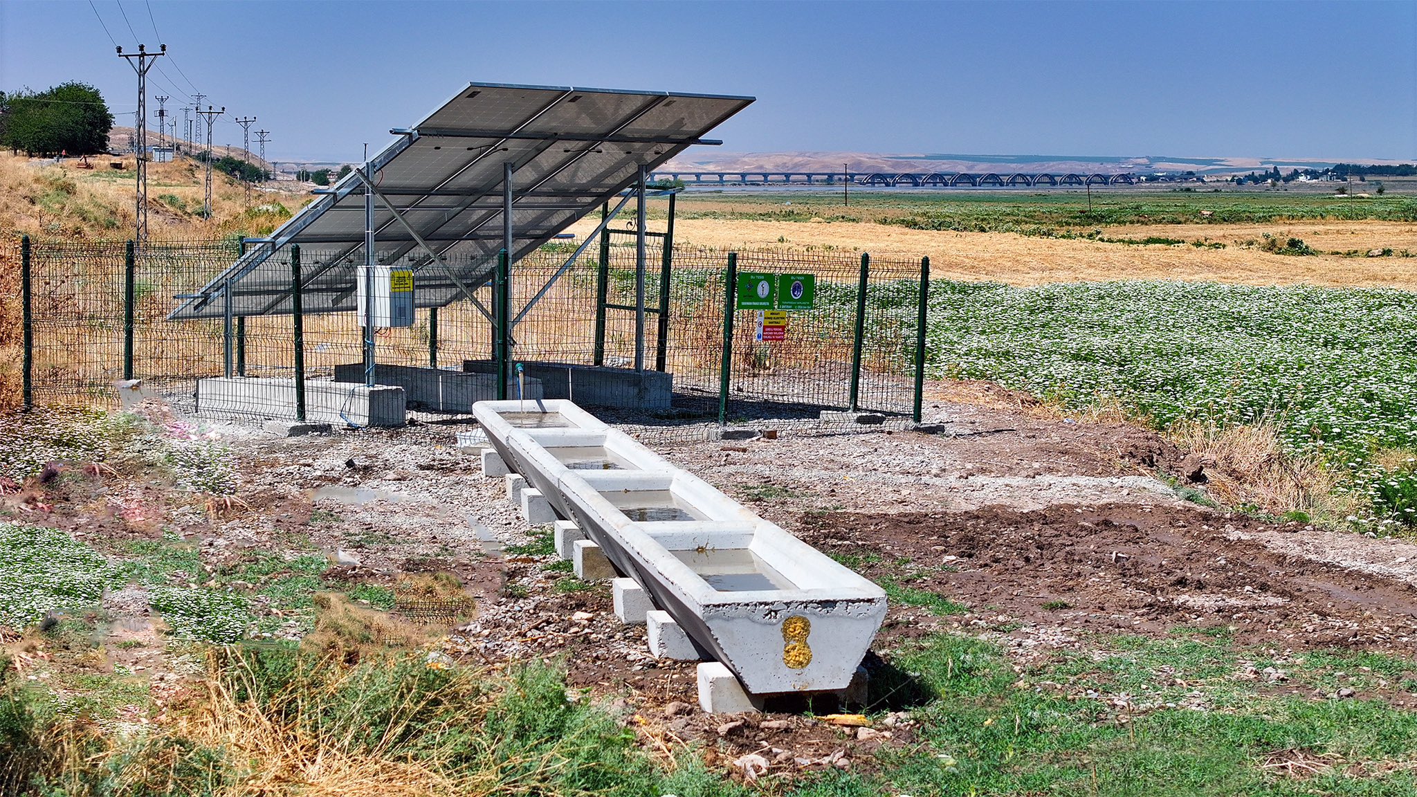 Güneş enerjisiyle çalışan su yalağı yapıldı