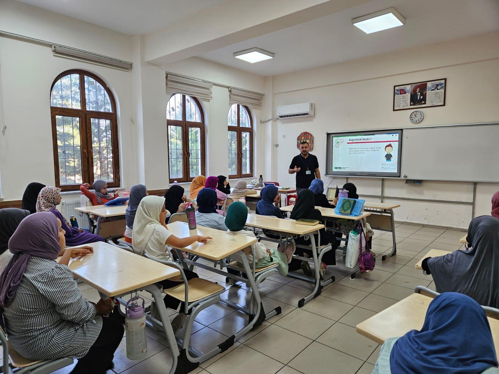 Fatma Zehra İmam Hatip Ortaokulu’nda Teknoloji Bağımlılığı Eğitimi