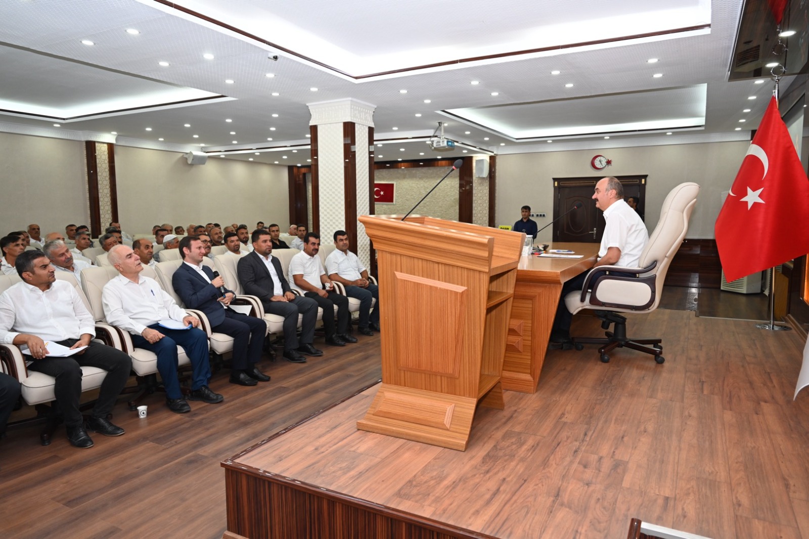 Vali Canalp, Kozluk’ta yeni seçilen muhtarlarla bir araya geldi