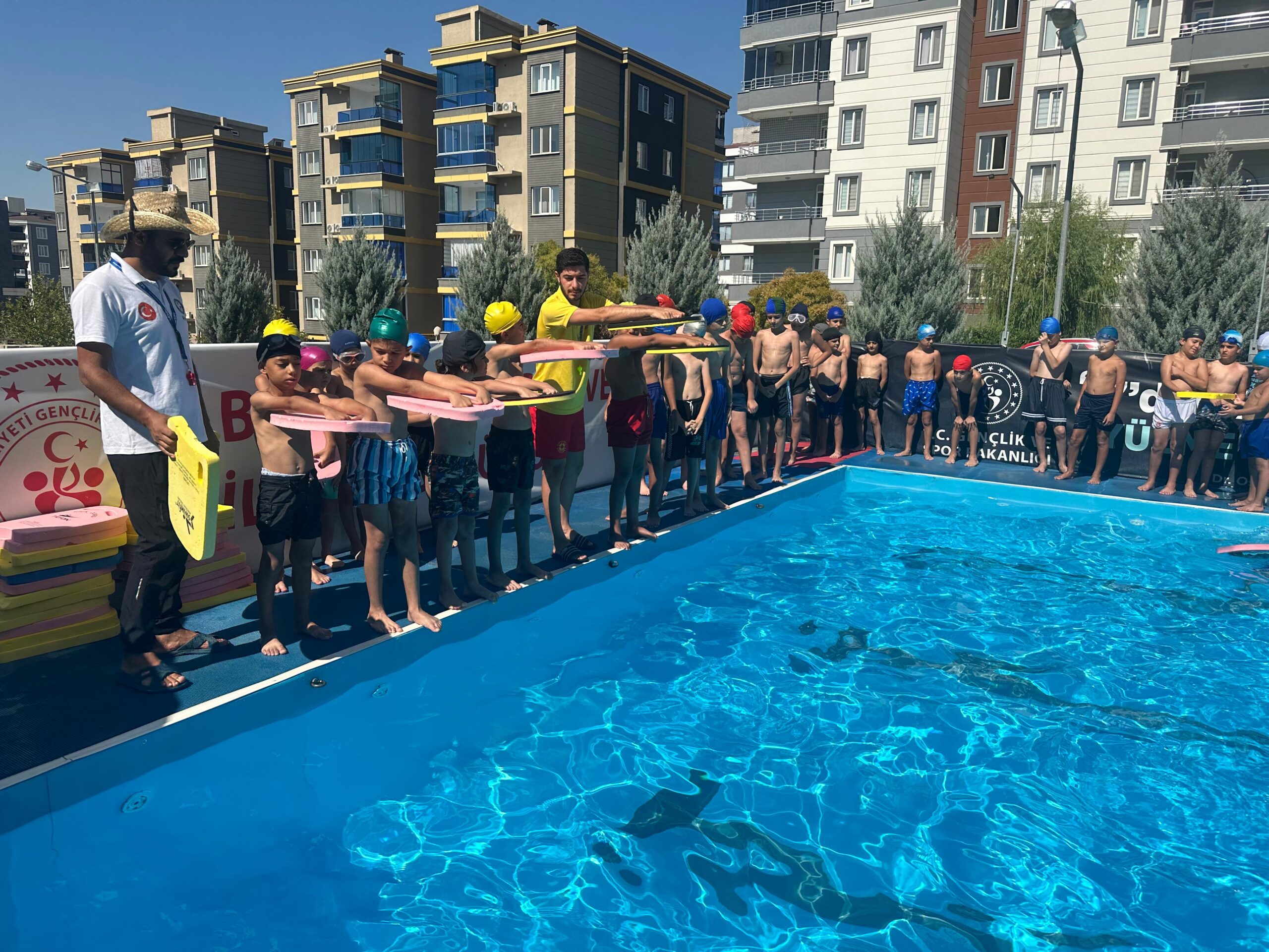 Portatif yüzme havuzuna 1200 öğrenci kayıt yaptırdı